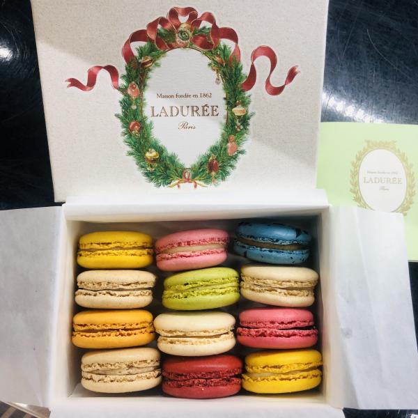 Macaron Laduree Christmas hộp 12 bánh