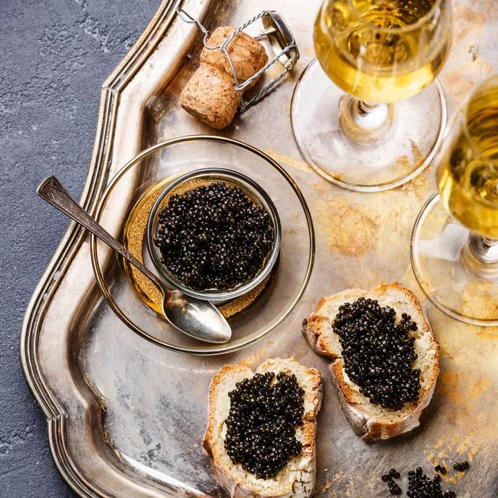 Caviar dùng kèm bánh mỳ