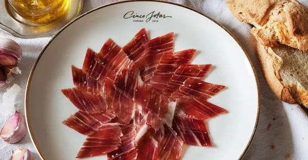 Đốm mốc trắng đùi heo muối iberico
