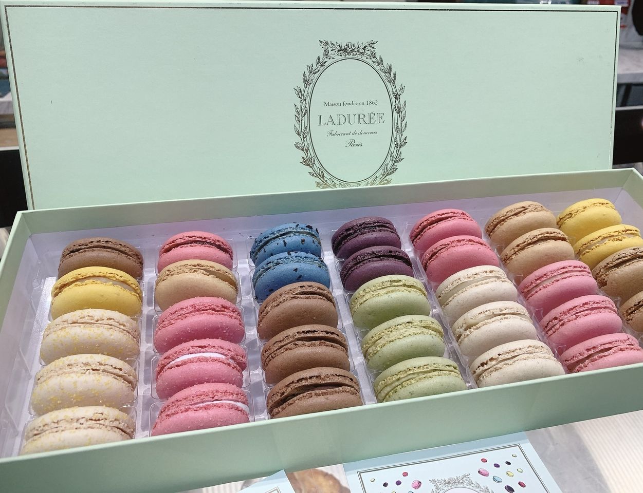 Macaron Laduree chuẩn Pháp