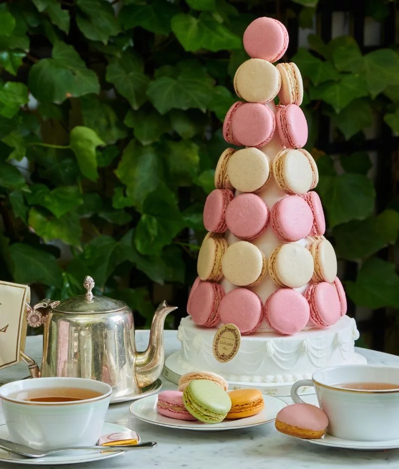 Thưởng thức bánh macaron paris