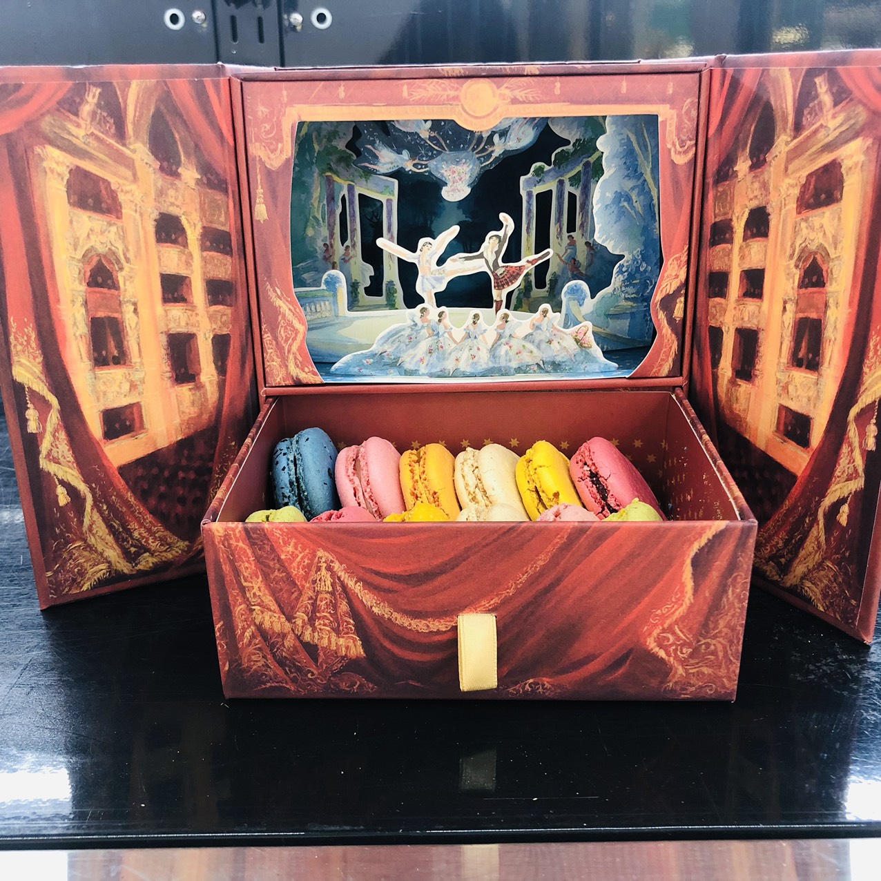 Macaron Laduree Opera - Phiên bản giới hạn gói trọn tinh hoa di sản Pháp đã có mặt tại Hà Nội