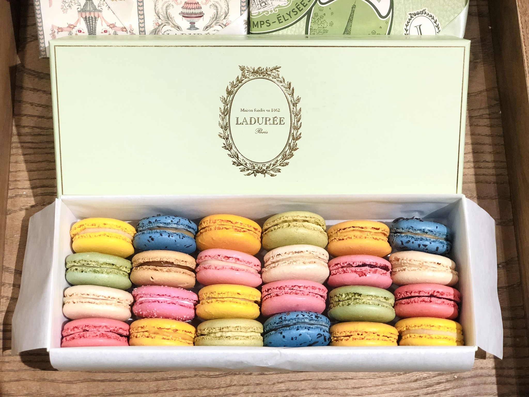 Nguồn gốc lịch sử bánh Macaron? Địa chỉ mua Macaron tại Hà Nội