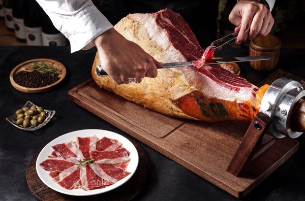 VÌ SAO IBERICO ĐƯỢC COI LÀ LOẠI THỊT HEO NGON NHẤT THẾ GIỚI?