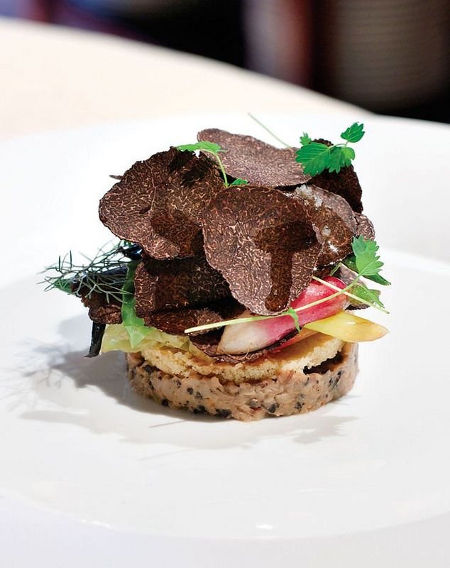 NẤM TRUFFLE CÓ GÌ HOT MÀ ĐƯỢC MỆNH DANH LÀ “KIM CƯƠNG ĐEN” CỦA NGÀNH ẨM THỰ